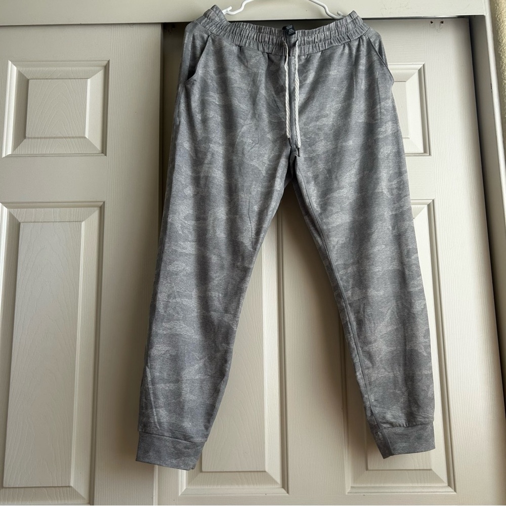 NWT Vuori Performance Jogger Camo Medium